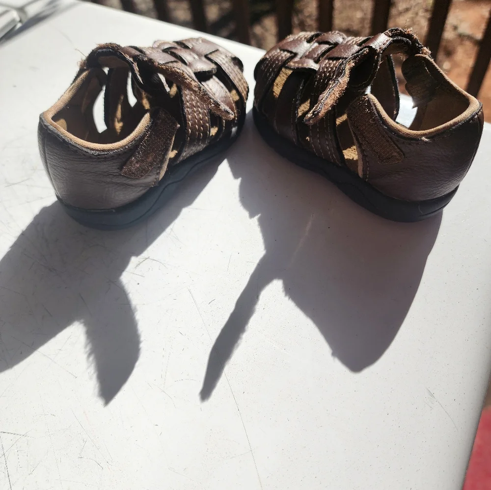 Wonder Nation Brown Sandals with Adjustable Straps and Durable Sole - Picture 5 of 7